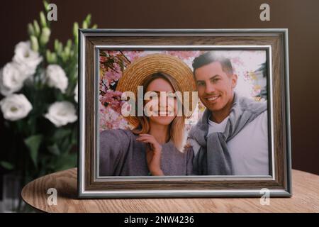 Photo encadrée d'un couple heureux sur une table en bois à l'intérieur Banque D'Images