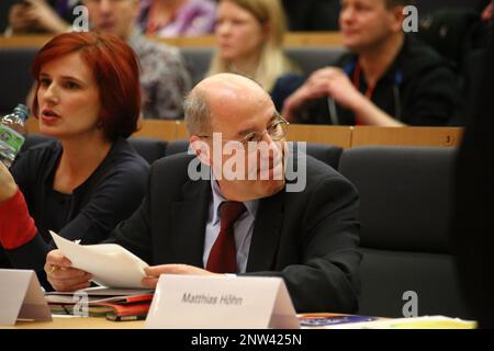 Gregor Gysi blickt zu Sahra Wagenknecht auf dem Parteitag der LINKEN 2014 à Hambourg Banque D'Images