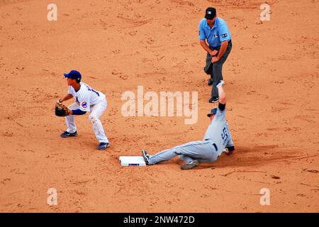 Un San Diego Padre glisse dans la deuxième base lors d'un match à Chicago Wrigley Field, Chicago contre les Cubs tandis qu'un arbitre se prépare à un appel Banque D'Images