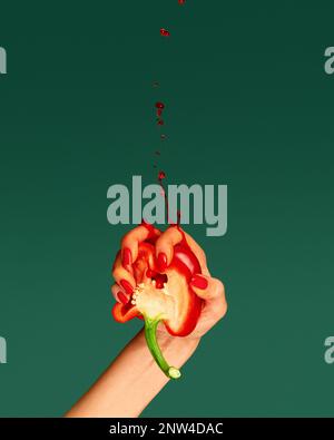 Jus de poivron rouge. Une femelle presse le poivre et laisse tomber sur fond vert. Pop art, surréalisme, anti-gravité et concept de goût Banque D'Images