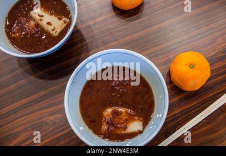 Le rituel se termine par l'ingestion d'une tamgerine et d'un gâteau japonais de riz appelé mochi, avec une soupe de haricots rouges doux, nommée Oshiruko. Rituel de kagami bi Banque D'Images