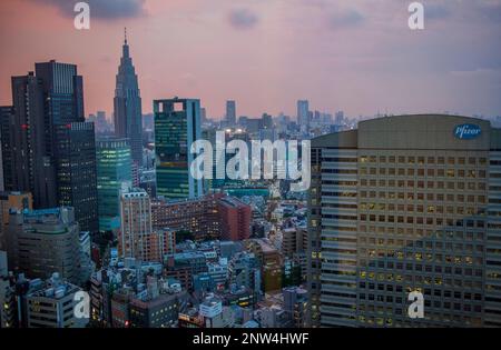 Shinjuku. Gratte-ciel à Nishi Shinjuku.à gauche NTT DoCoMo Yoyogi Building.La ville de Tokyo, Japon, Asie Banque D'Images