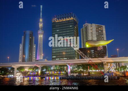 Sky Tree et Asahi building à partir de la rivière Sumidagawa, quartier d'Asakusa, Tokyo, Japon Banque D'Images