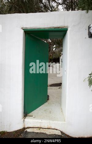 Entrée traditionnelle de porte verte à la cour de la ferme traditionnelle finca maison historique blanchie à la chaux à Lanzarote, îles Canaries, Espagne Banque D'Images