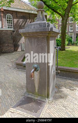 Pompe à eau manuelle bien à Begijnhof Old Amsterdam pays-Bas Banque D'Images