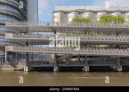 Parking sur plusieurs niveaux pour vélos à Amsterdam Banque D'Images