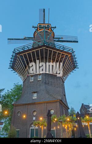 Le site d'intérêt du Moulin à vent traditionnel Gooyer à Amsterdam le soir du crépuscule Banque D'Images