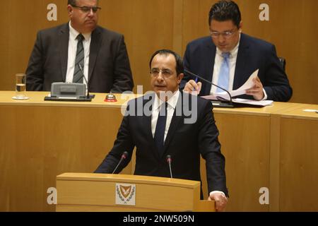 Nicosie, Chypre. 28th févr. 2023. Nikos Christodoulides (devant) prend la parole lors d'une cérémonie d'assermentation au Parlement de Nicosie, à Chypre, le 28 février 2023. Christodoulides, 49 ans, a prêté serment mardi en tant que nouveau président de Chypre, promettant que trouver une solution à la question de Chypre durable sera sa priorité absolue. Credit: George Christophorou/Xinhua/Alay Live News Banque D'Images