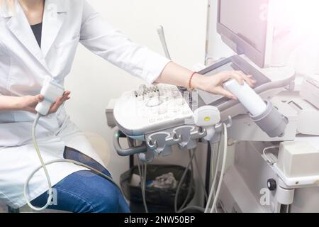 Smiling doctor, échographie. Le médecin effectue une échographie Banque D'Images