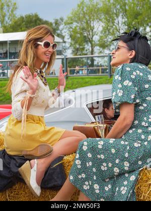 Deux femmes assises en robe d'époque au Goodwood Revival 2022, West Sussex, royaume-uni Banque D'Images