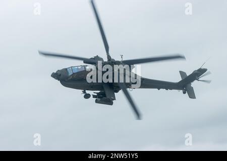 Les pilotes de la Brigade de cavalerie aérienne 1st démontrent les capacités aériennes d'un hélicoptère d'attaque Apache AH-64 lors d'une journée de famille au feu en direct à fort Hood, Texas, le 28 janvier. Le tir en direct a coïncidé avec la gunnery « Air mode », où les aviateurs de la première équipe construisent une équipe cohérente et renforcent la préparation de l'unité. Banque D'Images