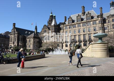 Jardins de la paix, et hôtel de ville, centre-ville de Sheffield, Royaume-Uni, les gens dans l'espace ouvert Banque D'Images