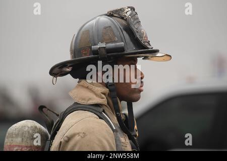 Un pompier du service des incendies d'Oklahoma City répond à un exercice d'intervention en cas d'accident majeur de tornade à la base de la Garde nationale aérienne Will Rogers, Oklahoma City, le 8 février 2023. Les aviateurs de l'aile des opérations spéciales de 137th ont travaillé aux côtés des premiers intervenants des agences d'Oklahoma City pendant le scénario pour exercer leurs tactiques, techniques et procédures mutuelles comme ils le feraient s'ils fournissaient une aide mutuelle dans une réponse réelle. Banque D'Images