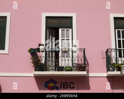 Porto Praia Iles du Cap-Vert - une scène de rue - les bâtiments aux couleurs vives sont populaires dans tout Porto Praia. Banque D'Images