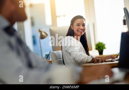 La dynamique au bureau la rend toujours heureuse. Photo d'une jeune femme travaillant dans un bureau. Banque D'Images