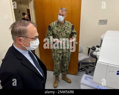 JACKSONVILLE, Floride (1 février 2023) – Lt. Cmdr. Rustom Hess, ophtalmologiste du personnel de l’hôpital naval de Jacksonville, présente au Dr Brian Lein, directeur adjoint de l’administration des soins de santé de l’Agence de la santé de la défense, l’équipement et les capacités de la clinique d’ophtalmologie de l’hôpital. Banque D'Images