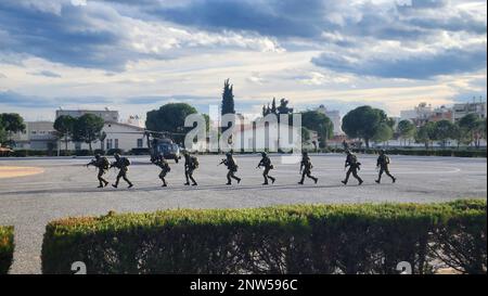 Les soldats grecs de la Brigade marine grecque de 32nd effectuent un exercice d'assaut aérien aux côtés des soldats de la Force opérationnelle Chimera, Brigade de l'aviation de combat, 1st Armored Division en Grèce, le 17 janvier 2023. Cet événement a commencé avec la reconstruction de la route et la sécurité de la zone d'atterrissage, une fois la reconstruction terminée, deux UH-60 Blackhawks de 3-501 Assault Helicopter Batallion ont mené une infill d'un peloton pour les marins grecs sur leur objectif. Des exercices comme celui-ci renforcent non seulement l'interopérabilité, mais renforcent également notre partenariat avec nos alliés de l'OTAN en Grèce. Banque D'Images