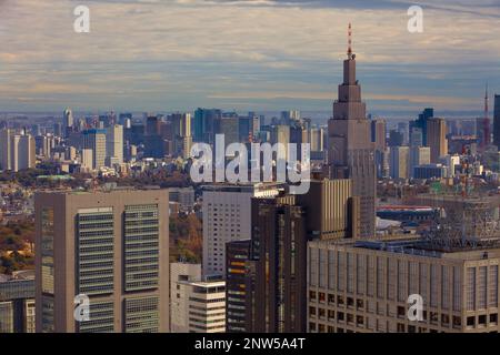 Gratte-ciel de Shinjuku. Droit au bâtiment NTT DoCoMo Yoyogi. À droite la tour de Tokyo.Tokyo, Japon, Asie Banque D'Images