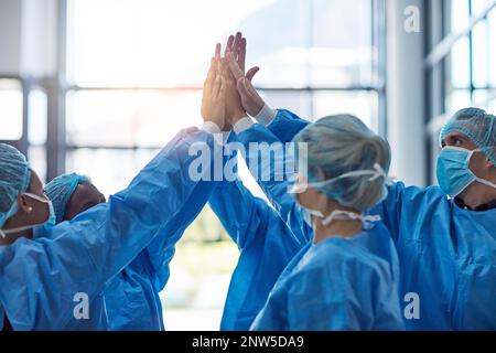 Un autre succès signifie une autre vie sauvée. Plan de culture d'une équipe de médecins qui se réunissent dans un hôpital. Banque D'Images