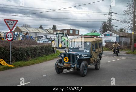 Une Jeep de WW2 ans peinte en livrée RAF arrondit un coin suivi d'une moto Norton de WW2 ans lors d'un événement de véhicules d'époque à Wisborough Green, au Royaume-Uni. Banque D'Images