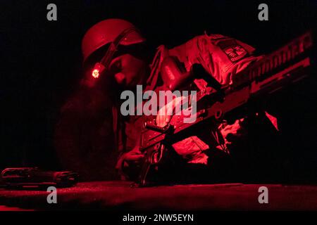 Le cadet JC Simmonds, de l'Université A&M de Floride, participe à la partie de l'assemblée des armes de l'événement des piquets des Rangers lors du défi des Rangers de la brigade de l'Armée de terre de 6th sur 28 janvier à fort Benning, en Géorgie Après avoir conjoué à des événements de la veille et parcouru près de 8 miles, les Cadets ont eu une période de repos obligatoire de quatre heures avant de s'attaquer aux événements restants. Le défi des Rangers dirige 27-29 janvier et voit les dix meilleures équipes de toute la brigade participer à une série d’événements physiques en équipe pour avoir la chance de représenter la brigade « Titan » dans le cadre du concours de compétences militaires de Sandhurst organisé par Banque D'Images