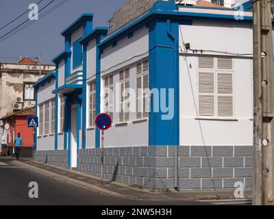 Porto Praia Iles du Cap-Vert - une scène de rue - les bâtiments aux couleurs vives sont populaires dans tout Porto Praia. Banque D'Images