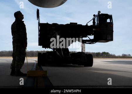 Le principal Airman Riley Moffo, spécialiste des opérations de rampe du 436th Escadron de port aérien, se prépare à caler les roues d'un chargeur K avant que le chargement ne soit chargé sur un C-5M Super Galaxy à la base aérienne de Douvres, Delaware, le 5 février 2023. Le 436th APS, également connu sous le nom de « Super Port », est le plus grand port aérien du ministère de la Défense, fournissant un soutien au transport aérien pour une portée mondiale à plus de 100 pays via le C-5M et le C-17 Globemaster III Banque D'Images