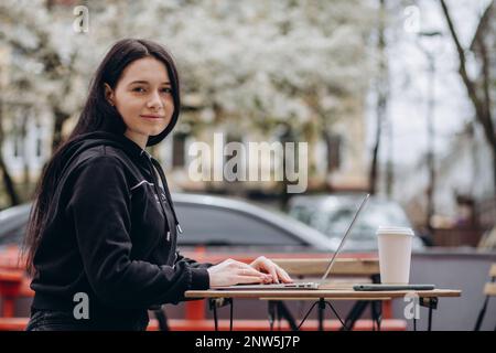 belle jeune femme utilisant la technologie à l'extérieur Banque D'Images