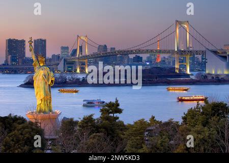 Baie de Tokyo, vue de l'île artificielle d'Odaiba ().Statue de la liberté réplique et pont en arc-en-ciel.Tokyo, Japon, Asie Banque D'Images