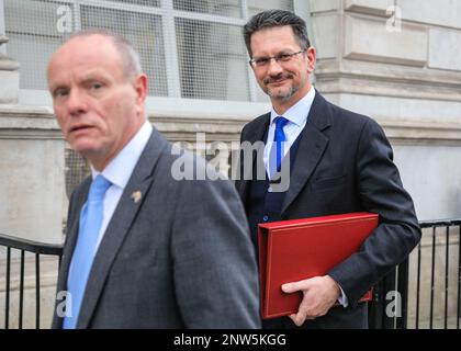 Londres, Royaume-Uni. 28th févr. 2023. Steve Baker, député, ministre d'État pour l'Irlande du Nord et ancien président du European Research Group (ERG), sourit en se promenant dans Whitehall à l'extérieur du Cabinet Office à Westminster aujourd'hui avec son dossier ministériel rouge. Hier, Baker avait parlé de son soulagement de la conclusion d’un nouvel accord post-Brexit pour l’Irlande du Nord avec l’UE et avait ouvertement décrit comment le Brexit avait porté un lourd tribut à sa santé mentale. Credit: Imagetraceur/Alamy Live News Banque D'Images