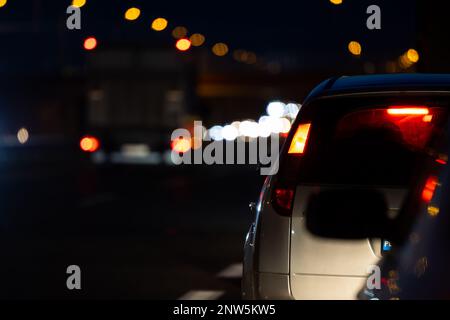 Les voitures de nuit se bloquent à la sortie de l'autoroute. Vue des véhicules du point de vue du conducteur Banque D'Images