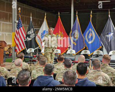 Andrew Tiongson, vice-SMA de la Garde côtière, commandant de la région du Pacifique, s'entretient avec les membres de l'équipe d'intervention de la Garde côtière dans la région Ouest, à San Diego, le 16 février 2023. Tiongson a effectué une visite de toutes les mains et d'une unité pour discuter de l'importance des missions et des opérations de la TMSR-W. Banque D'Images