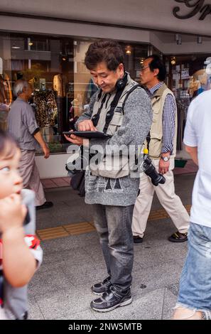 Dans l'homme Kaminarimon dori,à côté de Temple Sensoji, Asakusa, Tokyo, Japon, Asie Banque D'Images