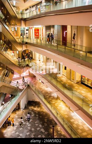 Intérieur de Omotesando Hills Shopping Mall, conçu par Tadao Ando dans Omotesando street. Tokyo. Le Japon. Banque D'Images