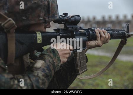 A ÉTATS-UNIS Marine corps recrue à Echo Company, 2nd Recruit Training Battalion, tire son fusil en position debout pendant la table deux cours de feu sur Marine corps base Camp Pendleton, en Californie, le 10 janvier 2023. Toutes les recrues doivent participer au cours de qualification de la table deux au cours de la phase 3rd de la formation des recrues. Banque D'Images