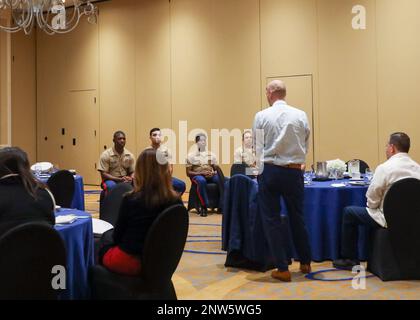 Donald Jennings, éducateur à l'Atlantic High School de Delray Beach, Floride, s'adresse aux Marines of Recruiting Station fort Lauderdale lors du dîner Center of influence au Double Tree by Hilton Hotel, Sunrise, Floride, le 20 janvier 2023. Les Marines et les éducateurs se sont réunis pour discuter de l'impact que l'atelier des éducateurs avait sur eux. Educators Workshop offre aux enseignants, aux entraîneurs, aux administrateurs d'écoles et aux influenceurs communautaires l'occasion de visiter les dépôts de recrutement des Marines afin qu'ils puissent partager leurs connaissances avec leurs élèves. Banque D'Images