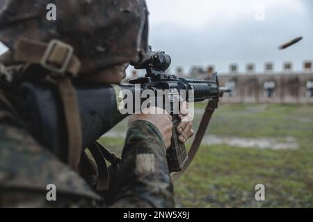 A ÉTATS-UNIS Marine corps recrue à Echo Company, 2nd Recruit Training Battalion, tire son fusil en position debout pendant la table deux cours de feu sur Marine corps base Camp Pendleton, en Californie, le 10 janvier 2023. Toutes les recrues doivent participer au cours de qualification de la table deux au cours de la phase 3rd de la formation des recrues. Banque D'Images