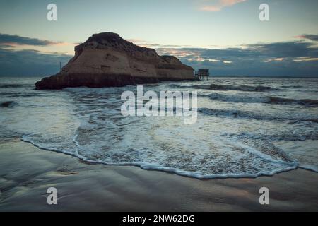 Coucher de soleil sur la plage et roche calcaire sur la côte ouest de l'Atlantique France près de Royan, Charente-Maritime, Banque D'Images