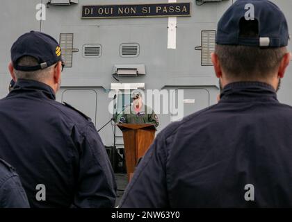 230119-N-EL850-1044 MER ADRIATIQUE (le 19 janvier 2023) SMA. Dennis Velez, commandant, Carrier Strike Group (CSG) 10, George H.W. Bush CSG, fait des remarques aux marins italiens lors d'une visite à la frégate de classe Carlo Bergamini DE la Marine italienne, SON Alpino (F 594), le 19 janvier 2023. Le George H.W. Bush CSG est en cours de déploiement aux États-Unis Marine Forces Europe zone d'opérations, employée par les États-Unis Sixième flotte pour défendre les intérêts des États-Unis, des alliés et des partenaires. Banque D'Images