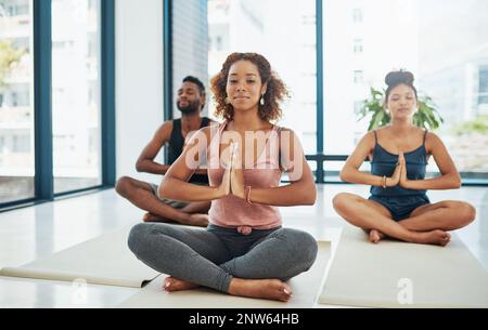 On se déplace dans un asana jusqu'à ce que la limite soit ressentie. Photo d'un groupe de personnes faisant du yoga. Banque D'Images