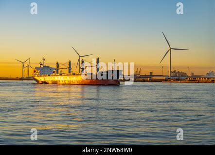 Un transporteur de vrac qui descend la Tamise à Gravesend Kent le jour d'hiver au coucher du soleil Banque D'Images