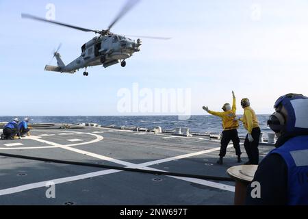 SAGAMI WAN, Japon (23 2nd janvier 2023) classe 2nd du compagnon de Boatswain Anthony Rodriguez, de Tyrone, Pennsylvanie, et Aaron Marshall, de ft. Worth, Texas, signale le positionnement de l'hélicoptère comme un signaleur d'atterrissage enrôlé (LSE) à bord du destroyer de missile guidé de classe Arleigh Burke USS Howard (DDG 83). Howard est affecté au Commandant de la Force opérationnelle (CTF) 71/Destroyer Squadron (DESRON) 15, la plus grande force de surface déployée à l’avant de la Marine et la principale force de surface de la flotte américaine 7th. Banque D'Images