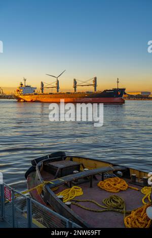 Un transporteur de vrac qui descend la Tamise à Gravesend Kent le jour d'hiver au coucher du soleil Banque D'Images