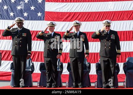 BASE NAVALE de SAN DIEGO (20 janvier 2023) quai de transport amphibie la direction de l'USS San Diego rend hommage au début d'une cérémonie de changement de commandement tenue à bord du navire, le 20 janvier 2023. Le capitaine David Walton a soulagé le capitaine Kevin Ralston en tant que commandant de San Diego pendant la cérémonie. Banque D'Images