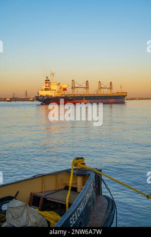 Un transporteur de vrac qui descend la Tamise à Gravesend Kent le jour d'hiver au coucher du soleil Banque D'Images