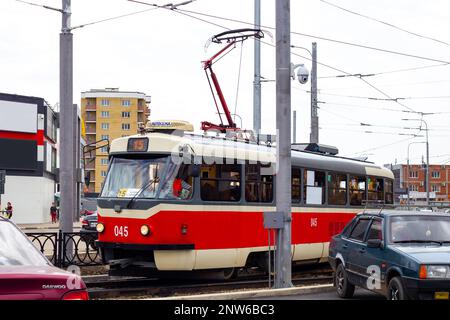 Le tramway rouge se trouve sur les voies de tramway de la grande ville. Transports publics urbains Krasnodar, Russie-28.04.2022 Banque D'Images