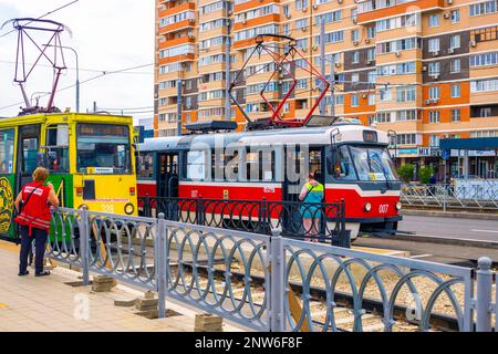 Deux tramways s'arrêtaient à la station de tramway sur la nouvelle ligne de Krasnodar, en Russie-28.04.2022 Banque D'Images