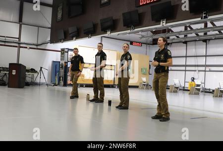 ÉTATS-UNIS Armée Marksmanship Unit Soldier parle aux athlètes juniors qui sont en compétition dans les 2023 États-Unis Championnats militaires juniors de tir à fort Benning, Géorgie. Les soldats ont discuté à la fois des éléments mentaux et physiques à l'entraînement et à la compétition. La clinique fait partie de la compétition annuelle de tir organisé par les États-Unis pour les athlètes juniors Unité de stratégie de marché de l'armée. Banque D'Images