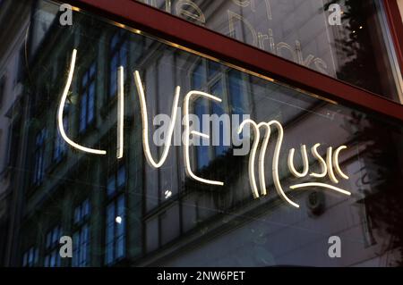 Panneau au néon indiquant « Live Music » dans la fenêtre avant de la barre de musique. Banque D'Images