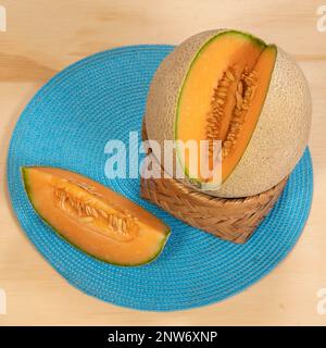 Cantaloup frais tranché, pastèque, melon sucré ou spanspek (Cucumis melo) vu d'en haut servi sur un panier Banque D'Images